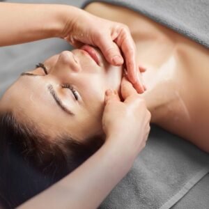 Terapias de bem-estar: Hidratação facial com aplicação de ativos hidratantes e massagem para revitalização da pele.